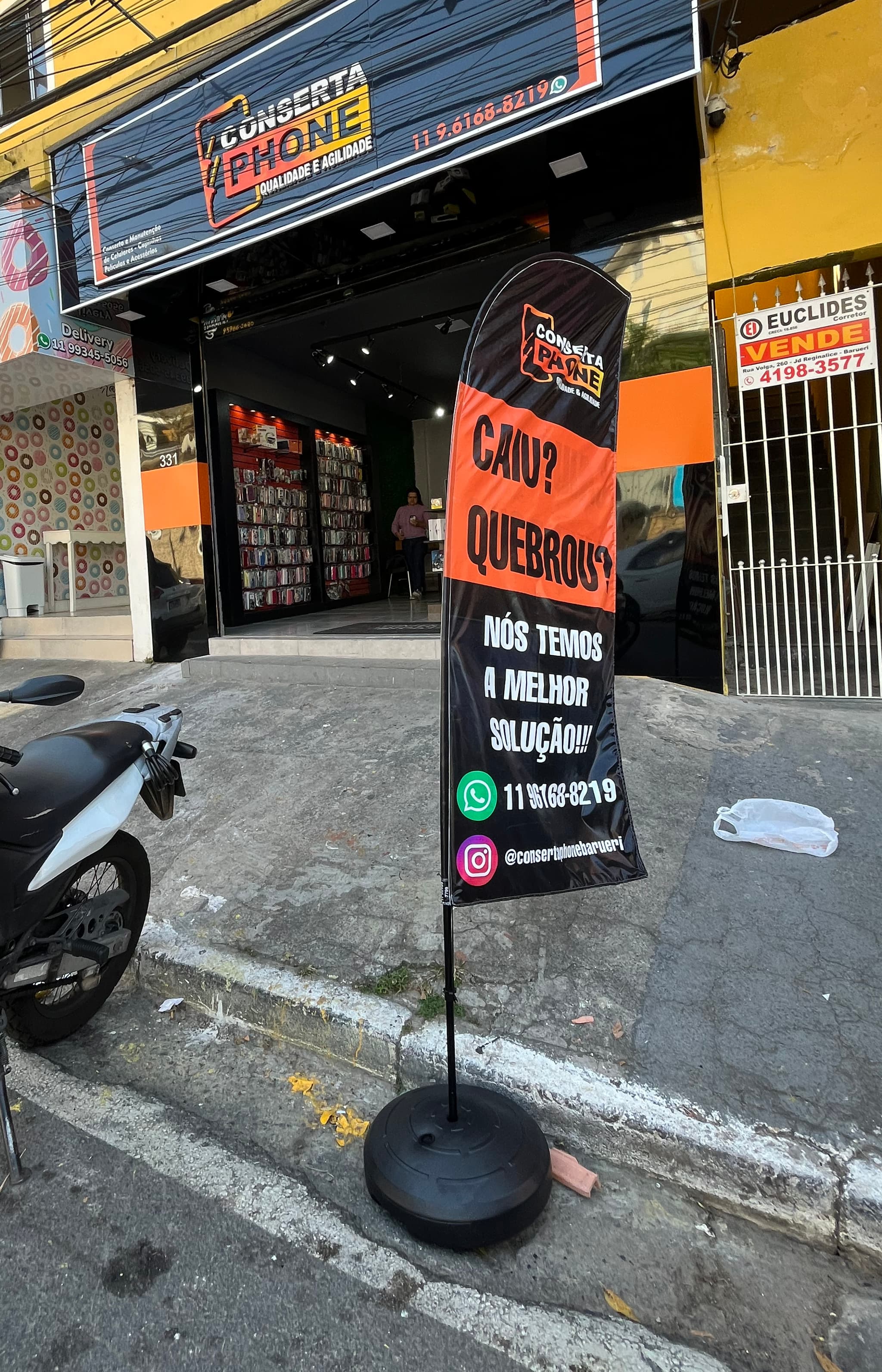 Exemplo de wind banner na calçada de loja - Libracom